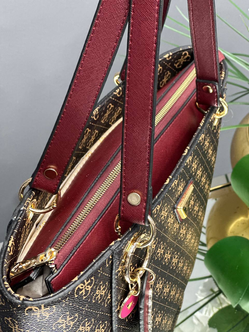 Guess Bordo Omuz Çantası