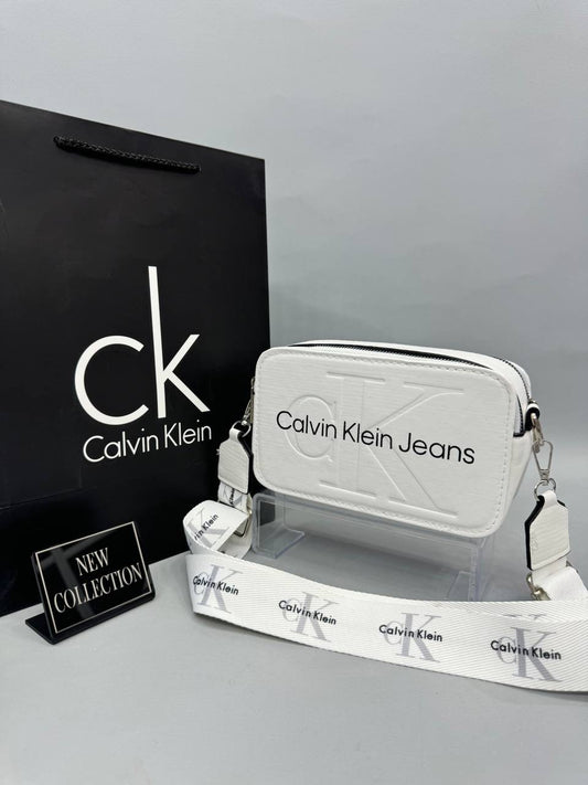 Calvin Klein Beyaz Logolu Omuz Çantası